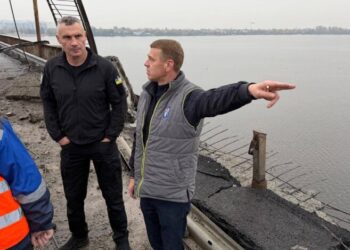 Росія вдарила балістикою по Києву: Південний міст закрили, загинула жінка