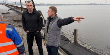 Росія вдарила балістикою по Києву: Південний міст закрили, загинула жінка
