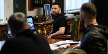 Касетна ракета вдарила між Лаврою та монастирем у Києві: Зеленський назвав удар невипадковим