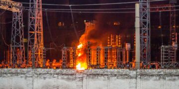 Найгірша ситуація зі світлом у Києві та Дніпрі: експерт оцінив наслідки атак по енергетиці
