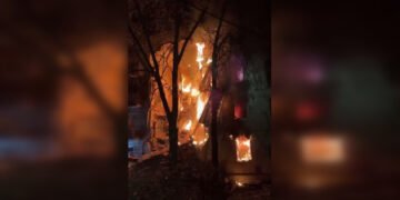 РФ масовано атакувала Харків: склався під’їзд багатоповерхівки, під завалами можуть бути люди (відео)