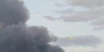 Стовп диму над столицею, є постраждалі: РФ вдарила по Києву кількома “Цирконами” (оновлюється)
