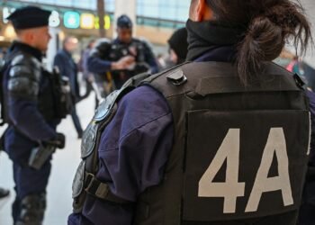 У Франції на протести вийшли сотні тисяч людей: поліція застосовувала водомети та газ (відео)