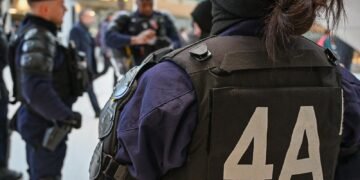 У Франції на протести вийшли сотні тисяч людей: поліція застосовувала водомети та газ (відео)