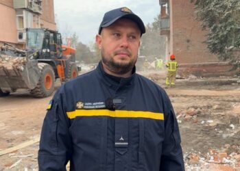 Мама закрила собою, а він витяг із завалів: у Прилуках 5-річна Зоряна обійняла свого рятівника (відео)