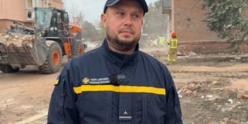 Мама закрила собою, а він витяг із завалів: у Прилуках 5-річна Зоряна обійняла свого рятівника (відео)