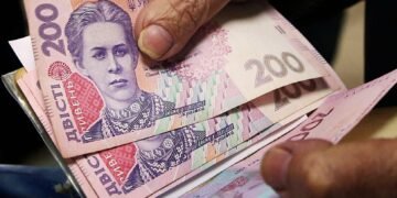 Середня зарплата на Львівщині у серпні склала 30,8 тисячі гривень: де платять найбільше, а де найменше