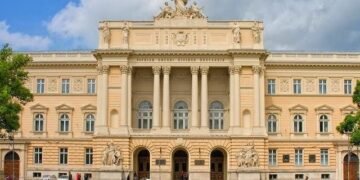 По 10 тисяч гривень щомісяця: у Львівському університеті призначили стипендії 40 першокурсникам