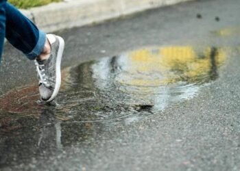 Як захистити шкіряне взуття від води: прості правила догляду восени
