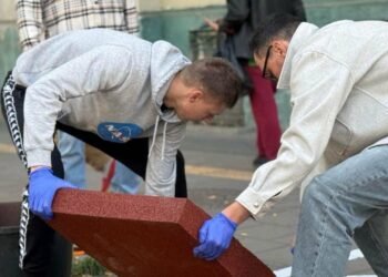 У Львові тестують пандус, який з’єднує паркомісце з тротуаром