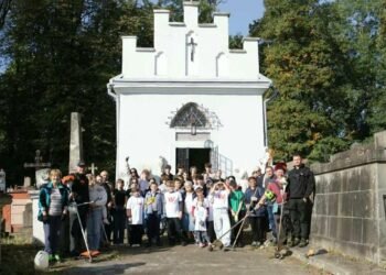 У Дрогобичі волонтери з України та Польщі впорядкували цвинтар XVIII століття