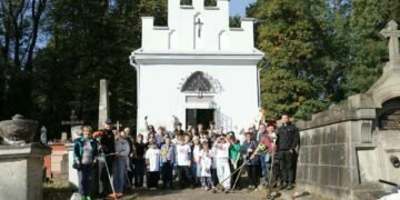 У Дрогобичі волонтери з України та Польщі впорядкували цвинтар XVIII століття