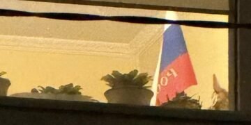 У Львові СБУ виявила російський прапор у квартирі: стяг викинули у смітник