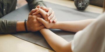 Стосунки на відстані після кількох років війни: хто витримує і чому