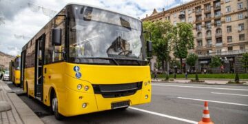 Повітряна тривога в Києві: два мости перекриватимуть в одному напрямку