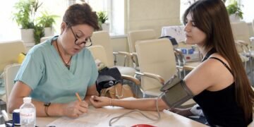 МОЗ планує підвищити мінімальні зарплати медикам у 2027 році: скільки платитимуть