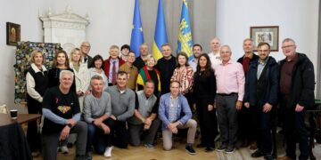 Зі США на передову: українська громада передала військовим 52 автомобілі швидкої
