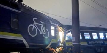 У Львові на станції Підзамче зіткнулися дизель-поїзд та електровоз: постраждали чотири пасажири та машиніст, – ФОТО