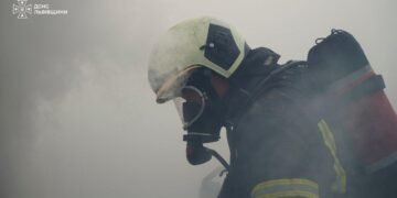 На Львівщині в ангарі горіли перекриття та трактор-навантажувач: вогнеборці врятували 20 тонн сої