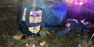 Неподалік Львова перекинувся Renault Kangoo: водій і пасажирка потрапили до лікарні, – ФОТО