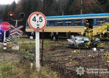 На Львівщині електропоїзд зіткнувся з Mercedes: травмувалася 31-річна водійка, – ФОТО