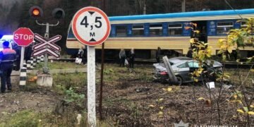 На Львівщині електропоїзд зіткнувся з Mercedes: травмувалася 31-річна водійка, – ФОТО