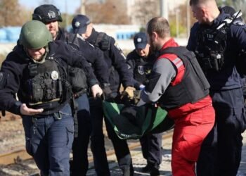 Удар РФ по залізничному вокзалу у Дніпрі: Зеленський показав фото та відео наслідків