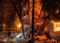У Харкові через удари РФ зруйновано під’їзд, горів банк та постраждали 11 людей (фото)