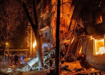 У Харкові через удари РФ зруйновано під’їзд, горів банк та постраждали 11 людей (фото)