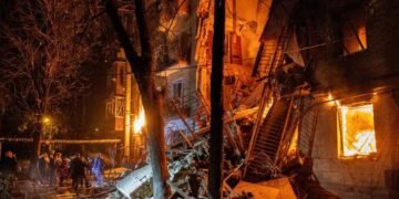 У Харкові через удари РФ зруйновано під’їзд, горів банк та постраждали 11 людей (фото)