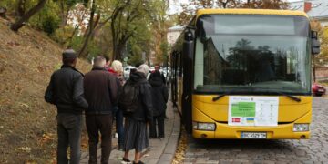 Холоднішає — автобус повертається: у Львові відновили рейси для людей без домівки